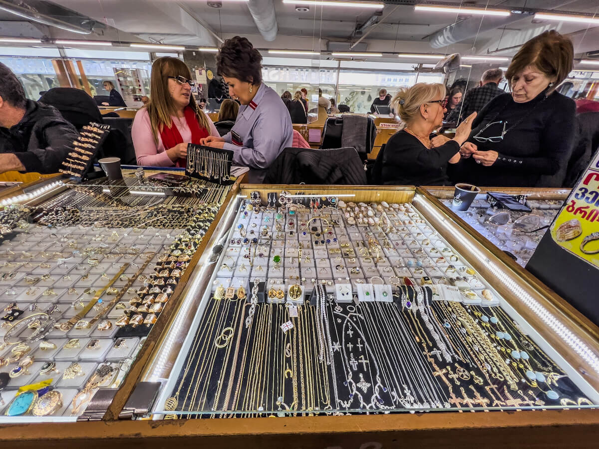 გზა გადასასვლელი ხიდიდან ე.წ. დეზერტირების ბაზრამდე – რა ბედი ელის ვაგზლის მიმდებარე ტერიტორიას?