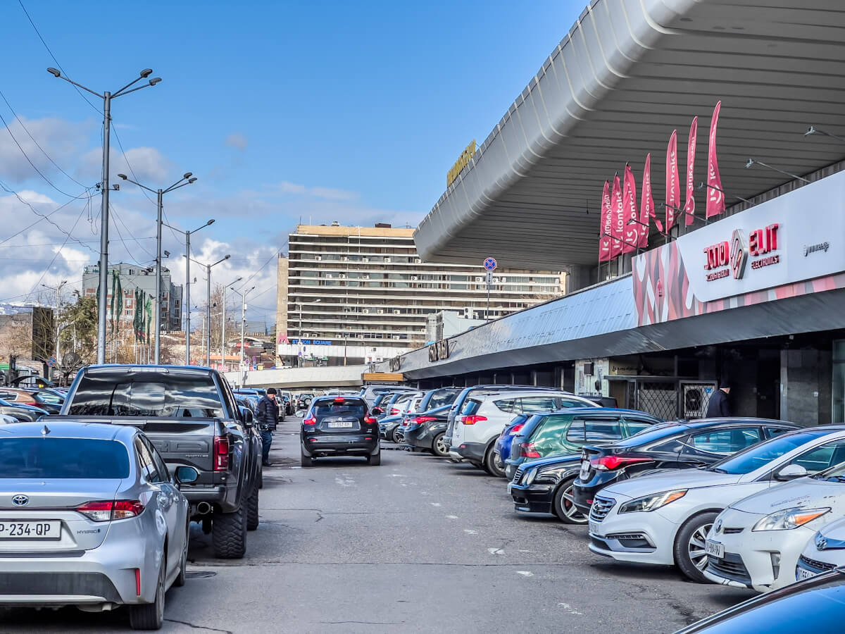 გზა გადასასვლელი ხიდიდან ე.წ. დეზერტირების ბაზრამდე – რა ბედი ელის ვაგზლის მიმდებარე ტერიტორიას?