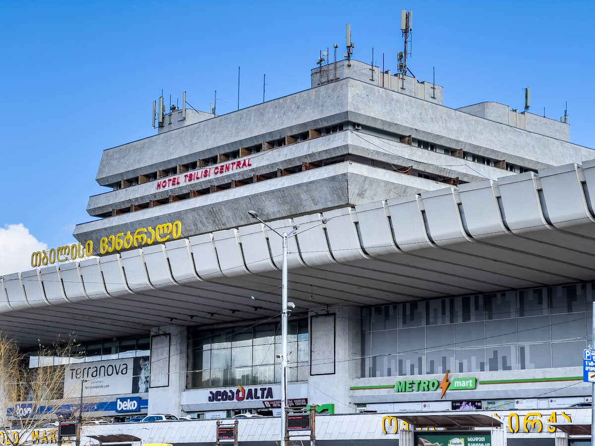 გზა გადასასვლელი ხიდიდან ე.წ. დეზერტირების ბაზრამდე – რა ბედი ელის ვაგზლის მიმდებარე ტერიტორიას?