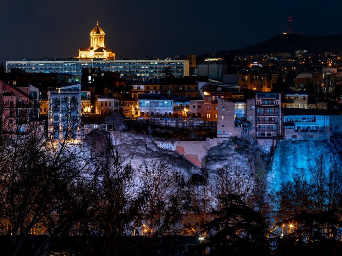 ძველი სახლი თანამედროვე ინტერიერით თბილისის ისტორიულ უბანში