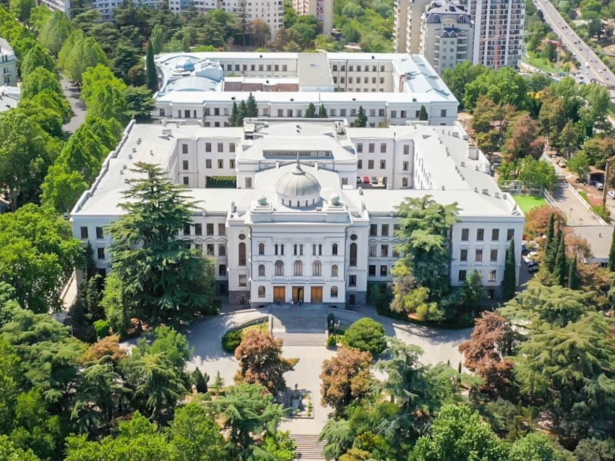 თსუ-ის მე-6 კორპუსის რეაბილიტაციის პირველი ეტაპი დასრულდა-სასწავლო კორპუსში ათწლეულების განმავლობაში რეაბილიტაცია არ ჩატარებულა