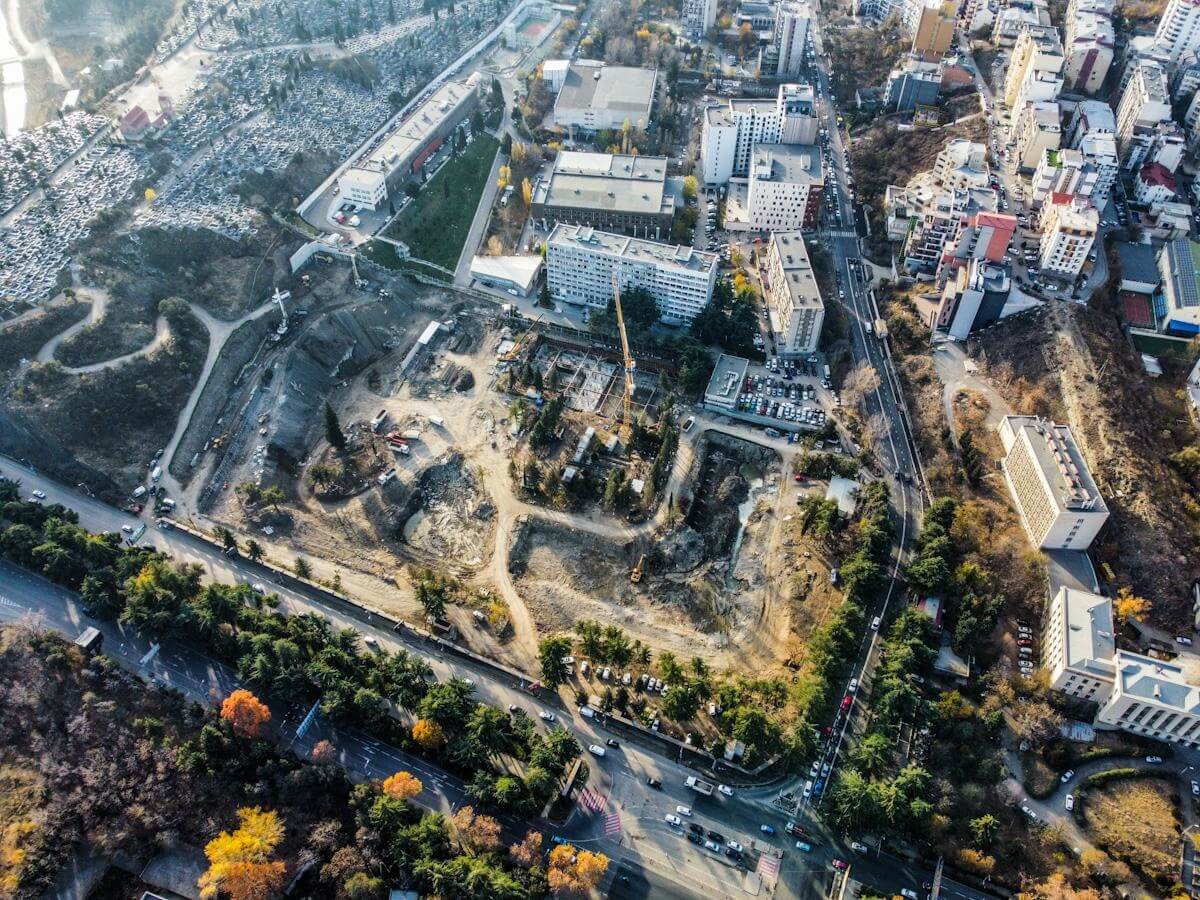 საბურთალოზე, უნივერსიტეტის ქუჩაზე კიდევ ერთი მრავალბილიანი საცხოვრებელი კორპუსის მშენებლობა სრულდება-პროექტი გრინჰილ რეზიდენსს“ ეკუთვნის