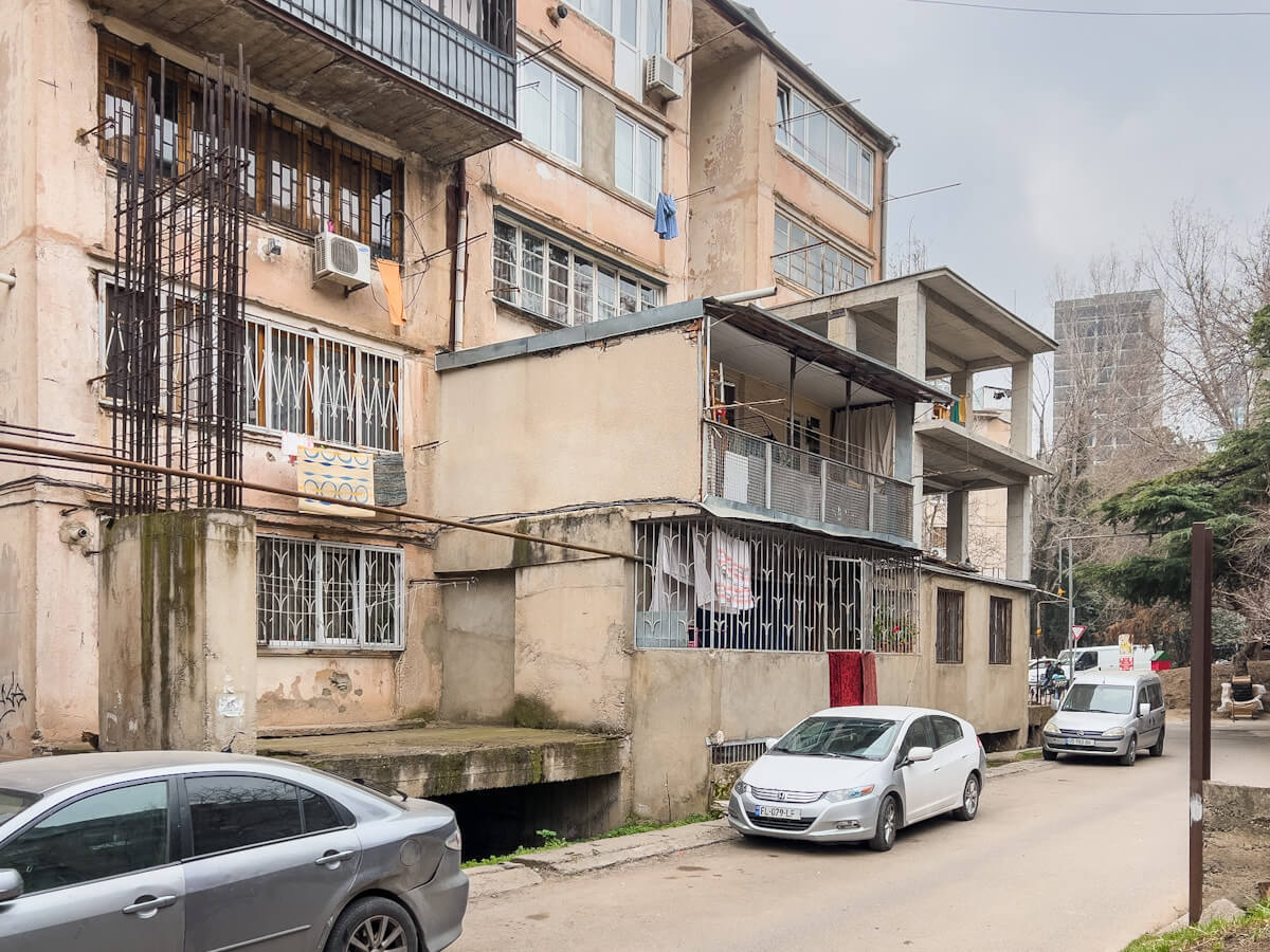 მიშენება-დაშენების სერია თბილისში – 1980-იანი წლებიდან მოყოლებული გადაუჭრელი პრობლემა