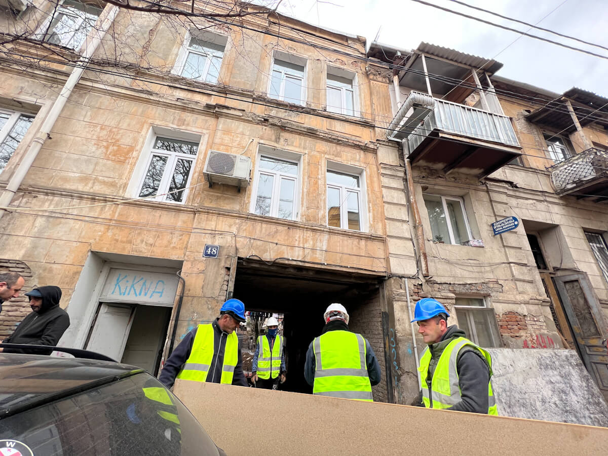 ნინოშვილის ქუჩაზე ჩამონგრეულ კედლის ფრაგმენტთან შესაბამისი სამსახურები მუშაობას აგრძელებენ-ფოტოფაქტი ნინოშვილის ქუჩიდან
