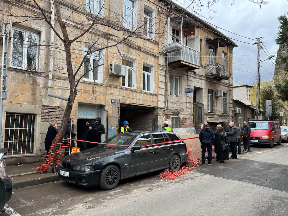 ნინოშვილის ქუჩაზე ჩამონგრეულ კედლის ფრაგმენტთან შესაბამისი სამსახურები მუშაობას აგრძელებენ-ფოტოფაქტი ნინოშვილის ქუჩიდან