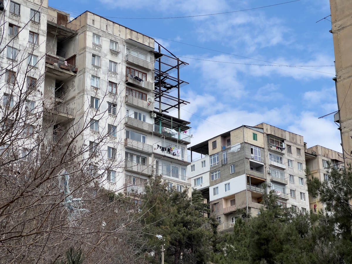 მიშენება-დაშენების სერია თბილისში – 1980-იანი წლებიდან მოყოლებული გადაუჭრელი პრობლემა