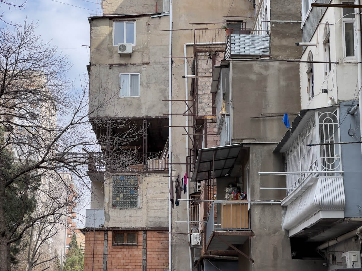 მიშენება-დაშენების სერია თბილისში – 1980-იანი წლებიდან მოყოლებული გადაუჭრელი პრობლემა