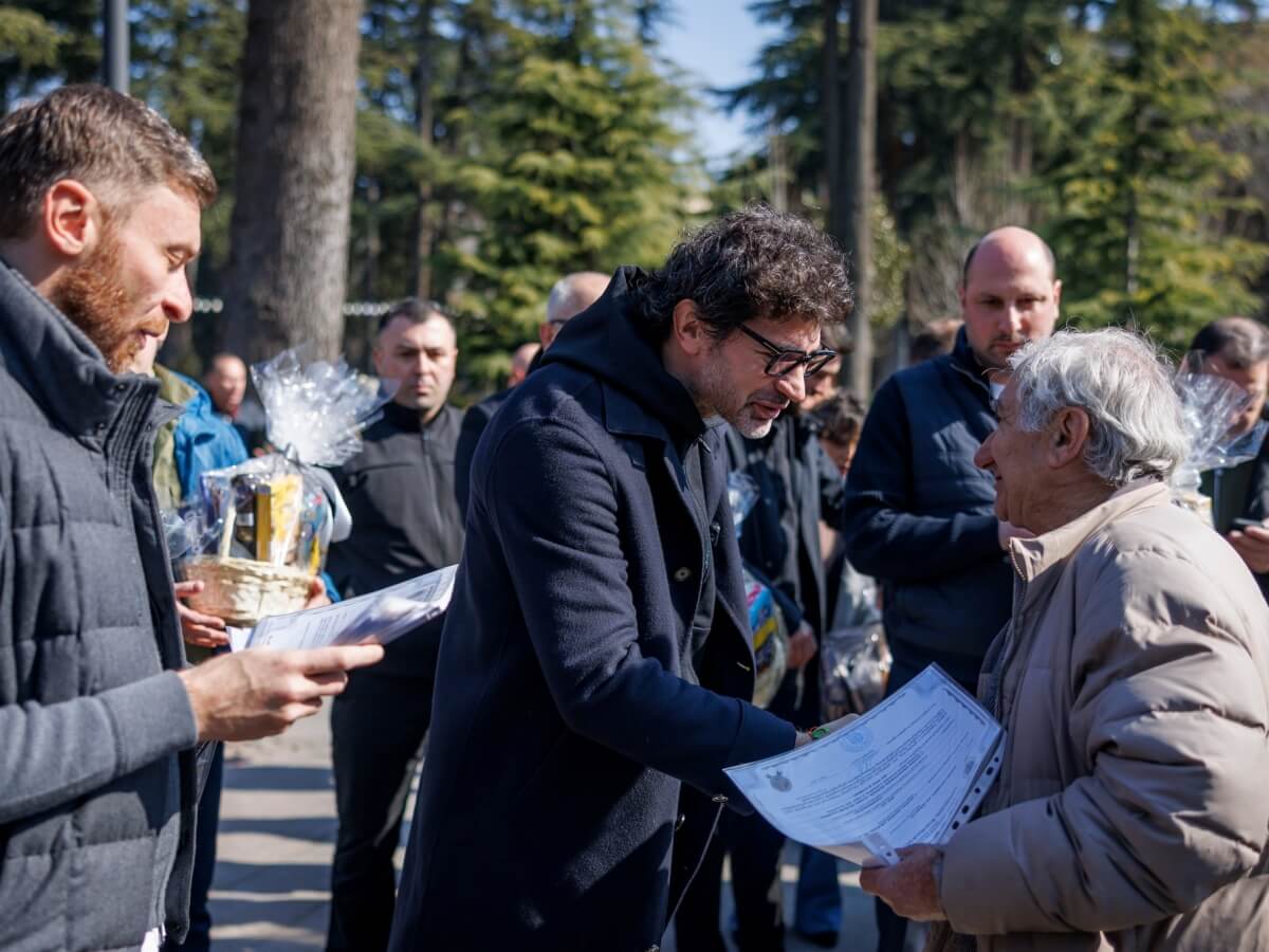 თბილისში, 40 ოჯახს საცხოვრებელი ფართები სიმბოლურ ფასად – ერთ ლარად დაუკანონდა