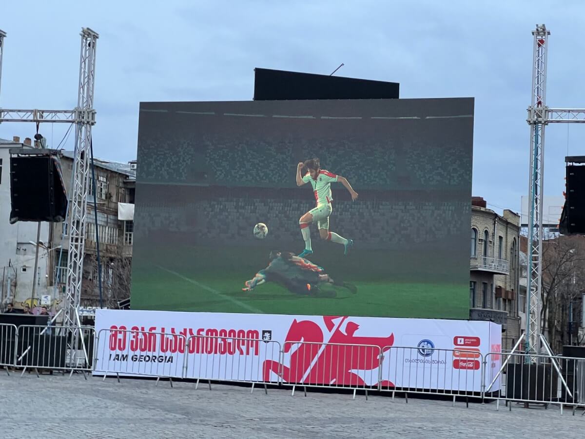 წვიმიანი თბილისი და ფეხბურთისთვის გადაკეტილი რესპუბლიკის მოედანი, რა ხდება ამ წუთებში ადგილიდან სადაც მატჩისთვის დიდი ეკრანი დამონტაჟდა