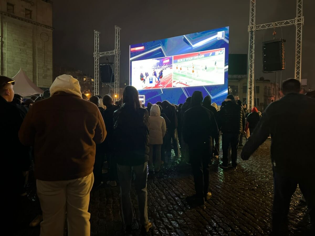წვიმიანი თბილისი და ფეხბურთისთვის გადაკეტილი რესპუბლიკის მოედანი, რა ხდება ამ წუთებში ადგილიდან სადაც მატჩისთვის დიდი ეკრანი დამონტაჟდა