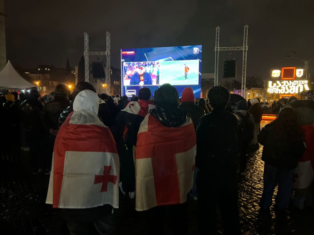 წვიმიანი თბილისი და ფეხბურთისთვის გადაკეტილი რესპუბლიკის მოედანი, რა ხდება ამ წუთებში ადგილიდან სადაც მატჩისთვის დიდი ეკრანი დამონტაჟდა