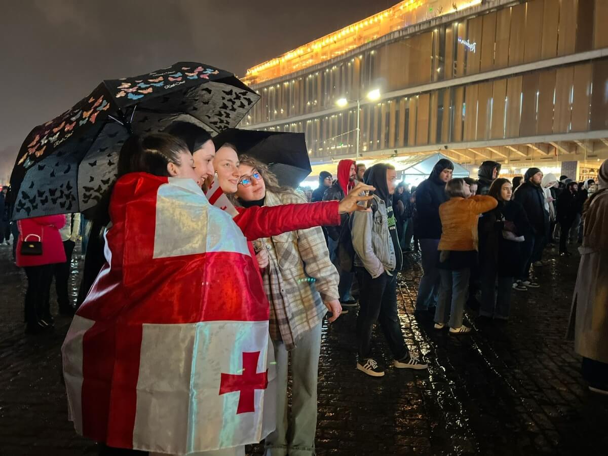 წვიმიანი თბილისი და ფეხბურთისთვის გადაკეტილი რესპუბლიკის მოედანი, რა ხდება ამ წუთებში ადგილიდან სადაც მატჩისთვის დიდი ეკრანი დამონტაჟდა
