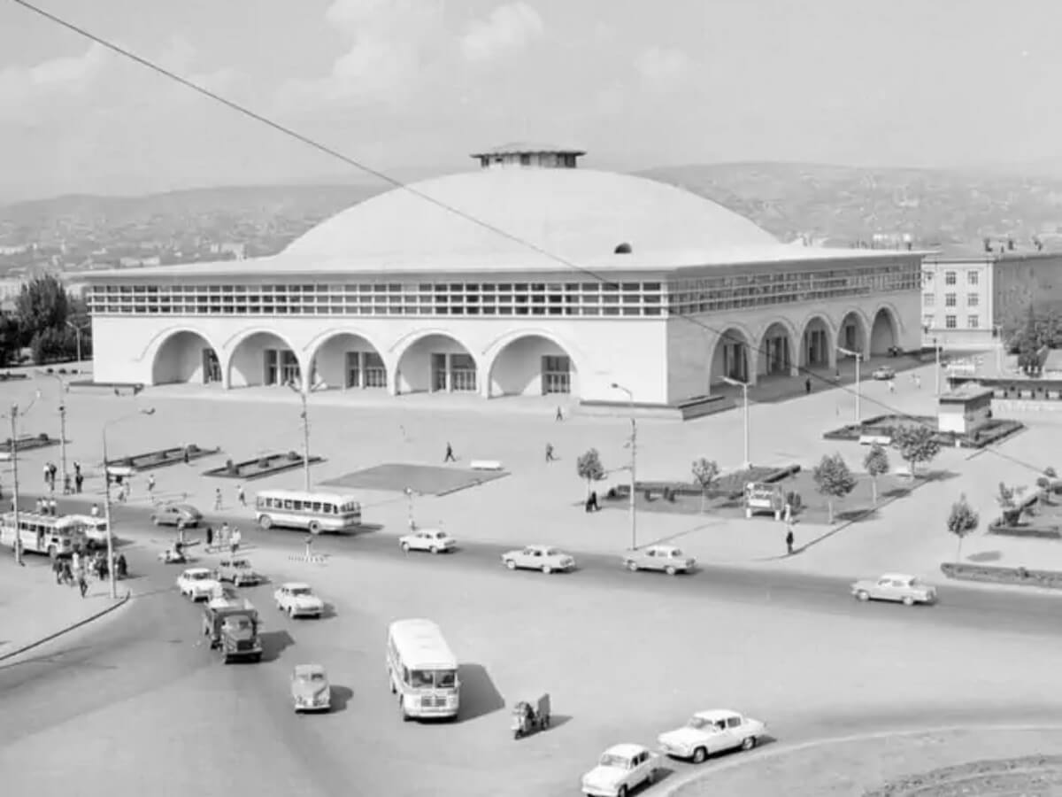 ბეტონის კედლებს ამოფარებული სპორტის სასახლე