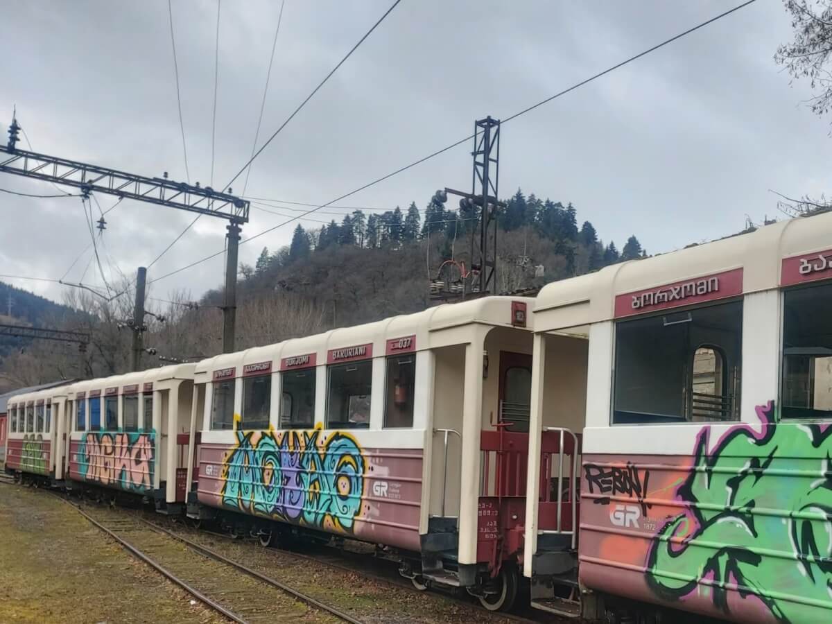 ისტორიული “კუკუშკა” მგზავრების მოლოდინში