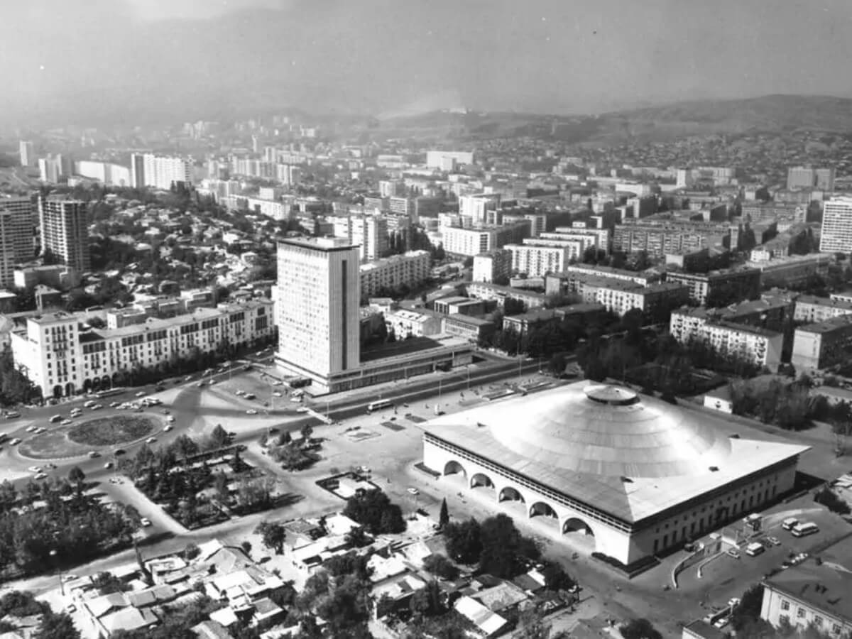 ბეტონის კედლებს ამოფარებული სპორტის სასახლე