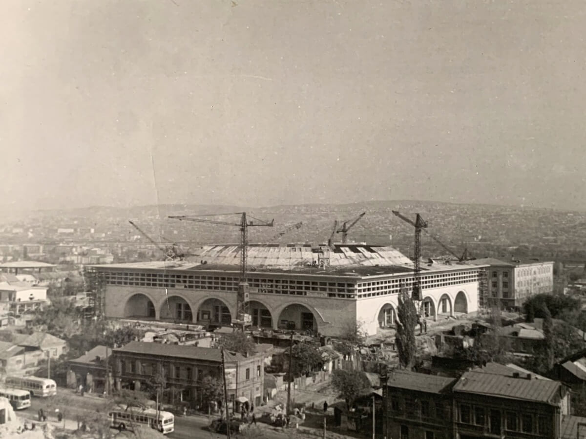 ბეტონის კედლებს ამოფარებული სპორტის სასახლე