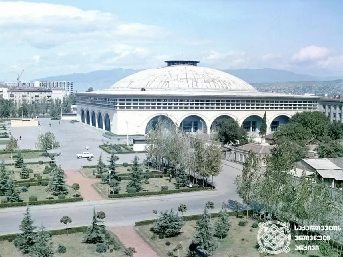 ბეტონის კედლებს ამოფარებული სპორტის სასახლე