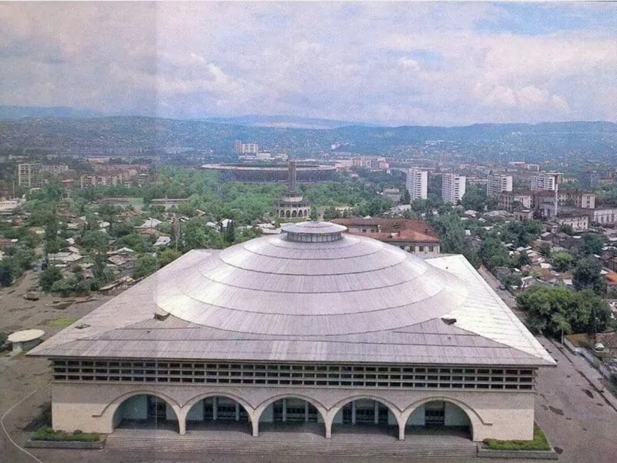 ბეტონის კედლებს ამოფარებული სპორტის სასახლე