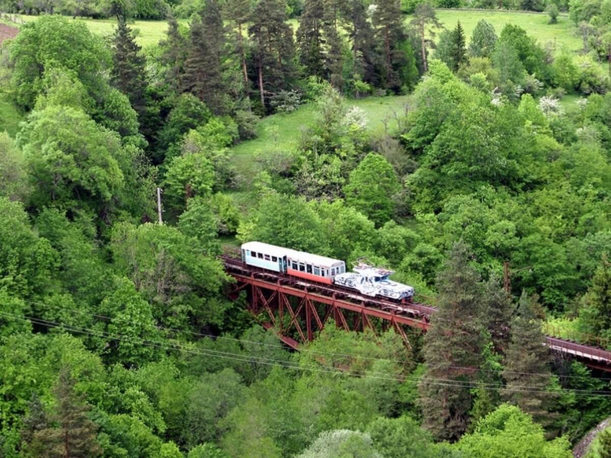 ისტორიული “კუკუშკა” მგზავრების მოლოდინში