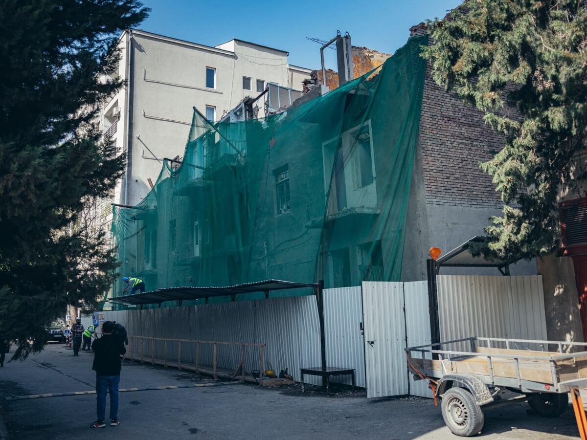 ავარიული სახლების ჩანაცვლების პროგრამის ფარგლებში-გამრეკელის ქუჩაზე 4 სართულიანი საცხოვრებლის სრული დემონტაჟი მიმდინარეობს