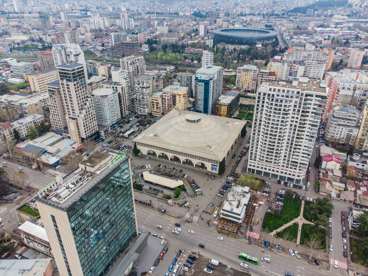 ბეტონის კედლებს ამოფარებული სპორტის სასახლე