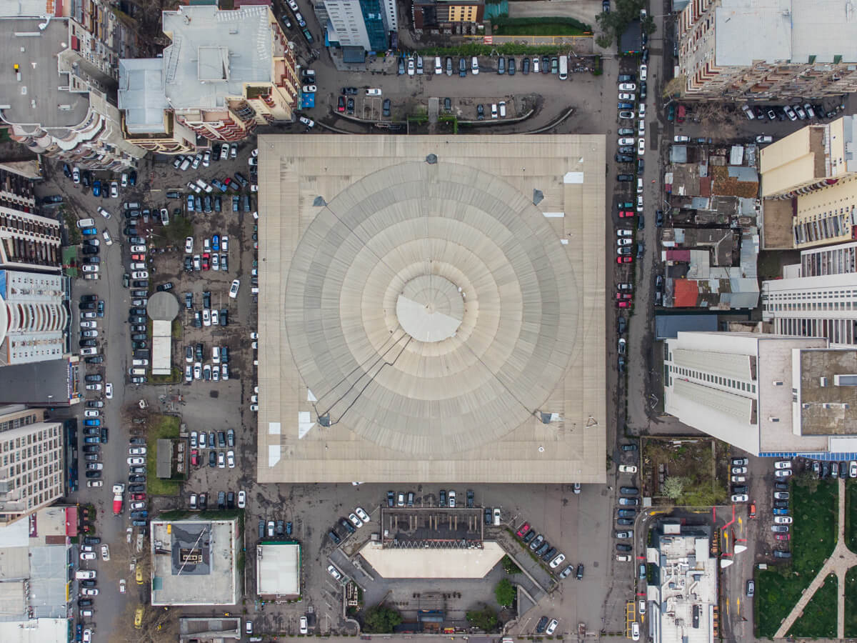 ბეტონის კედლებს ამოფარებული სპორტის სასახლე