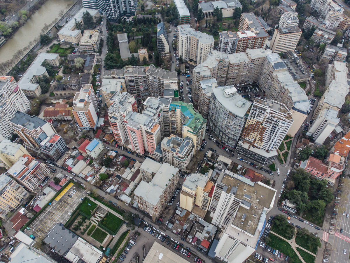 ბეტონის კედლებს ამოფარებული სპორტის სასახლე