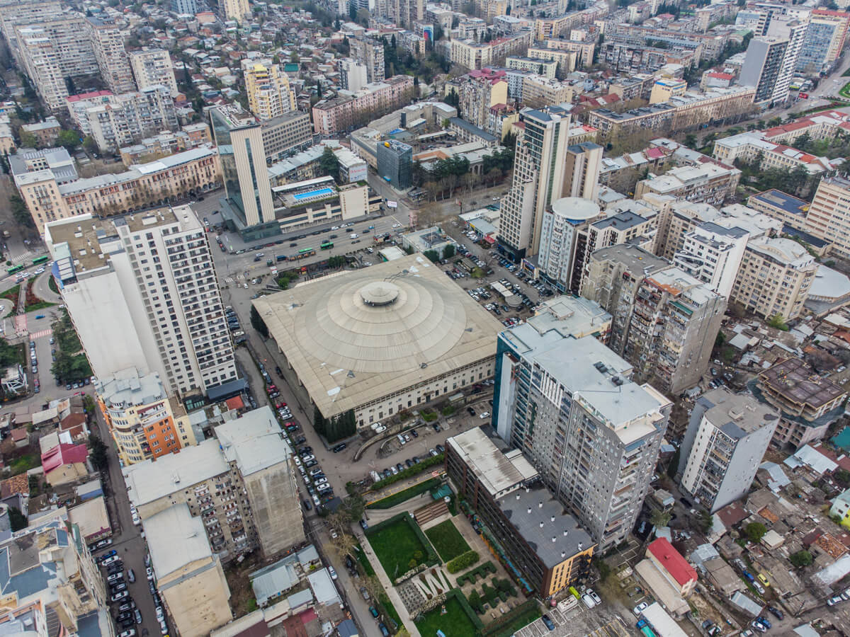 ბეტონის კედლებს ამოფარებული სპორტის სასახლე