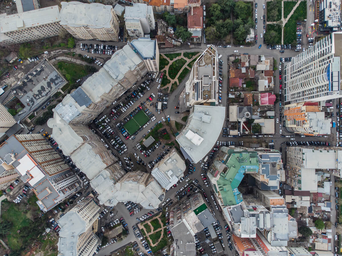 ბეტონის კედლებს ამოფარებული სპორტის სასახლე