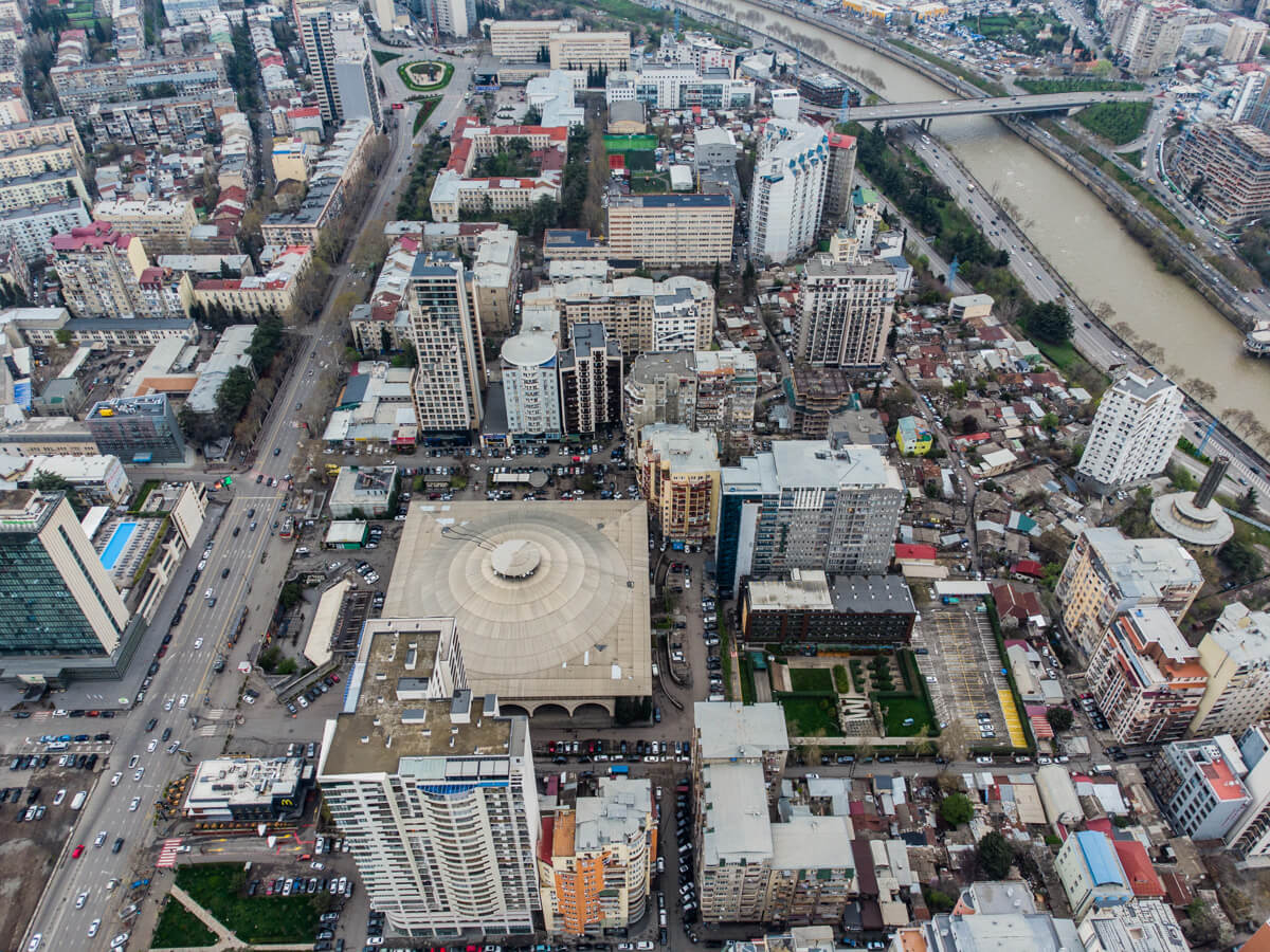 ბეტონის კედლებს ამოფარებული სპორტის სასახლე