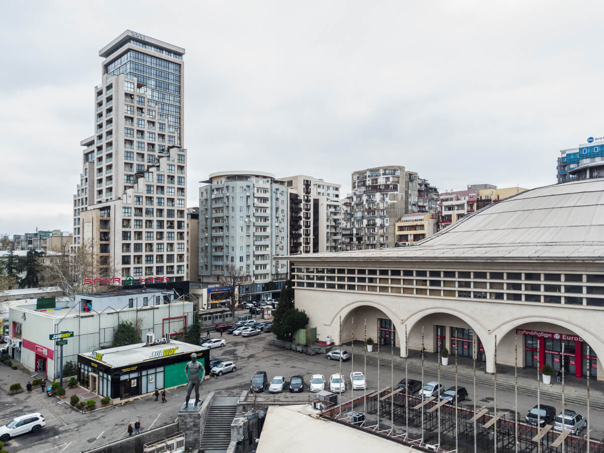 ბეტონის კედლებს ამოფარებული სპორტის სასახლე