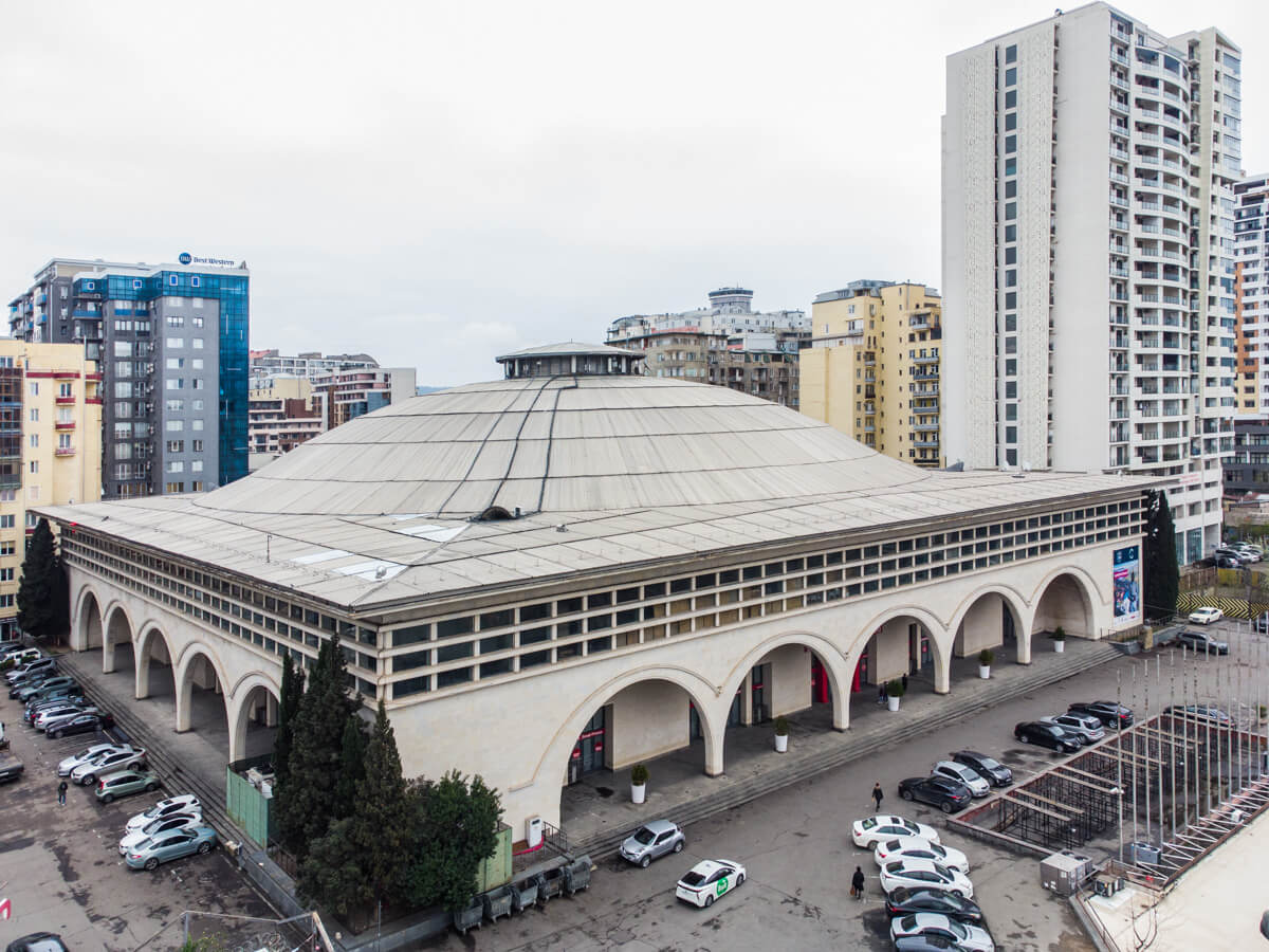 ბეტონის კედლებს ამოფარებული სპორტის სასახლე