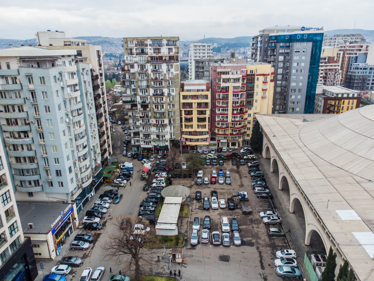 ბეტონის კედლებს ამოფარებული სპორტის სასახლე