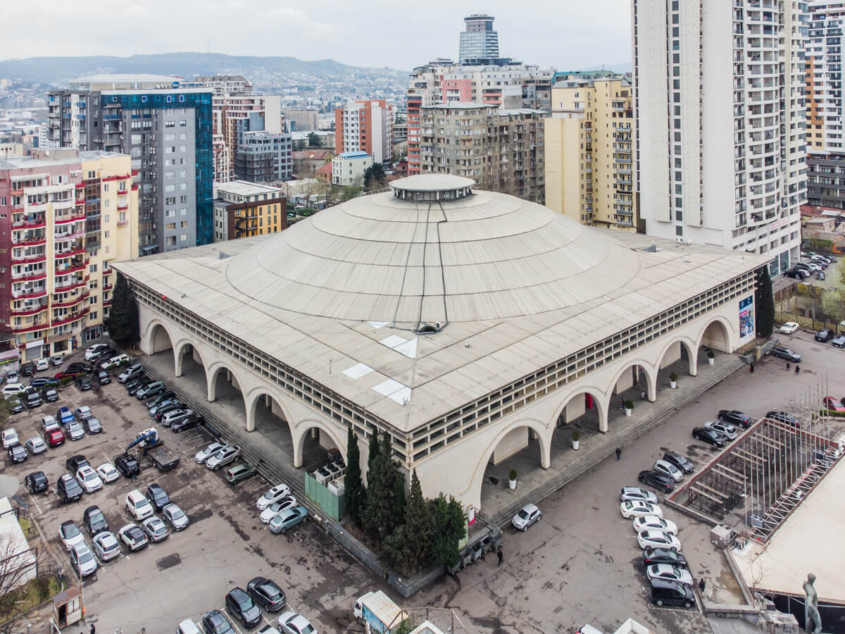 ბეტონის კედლებს ამოფარებული სპორტის სასახლე