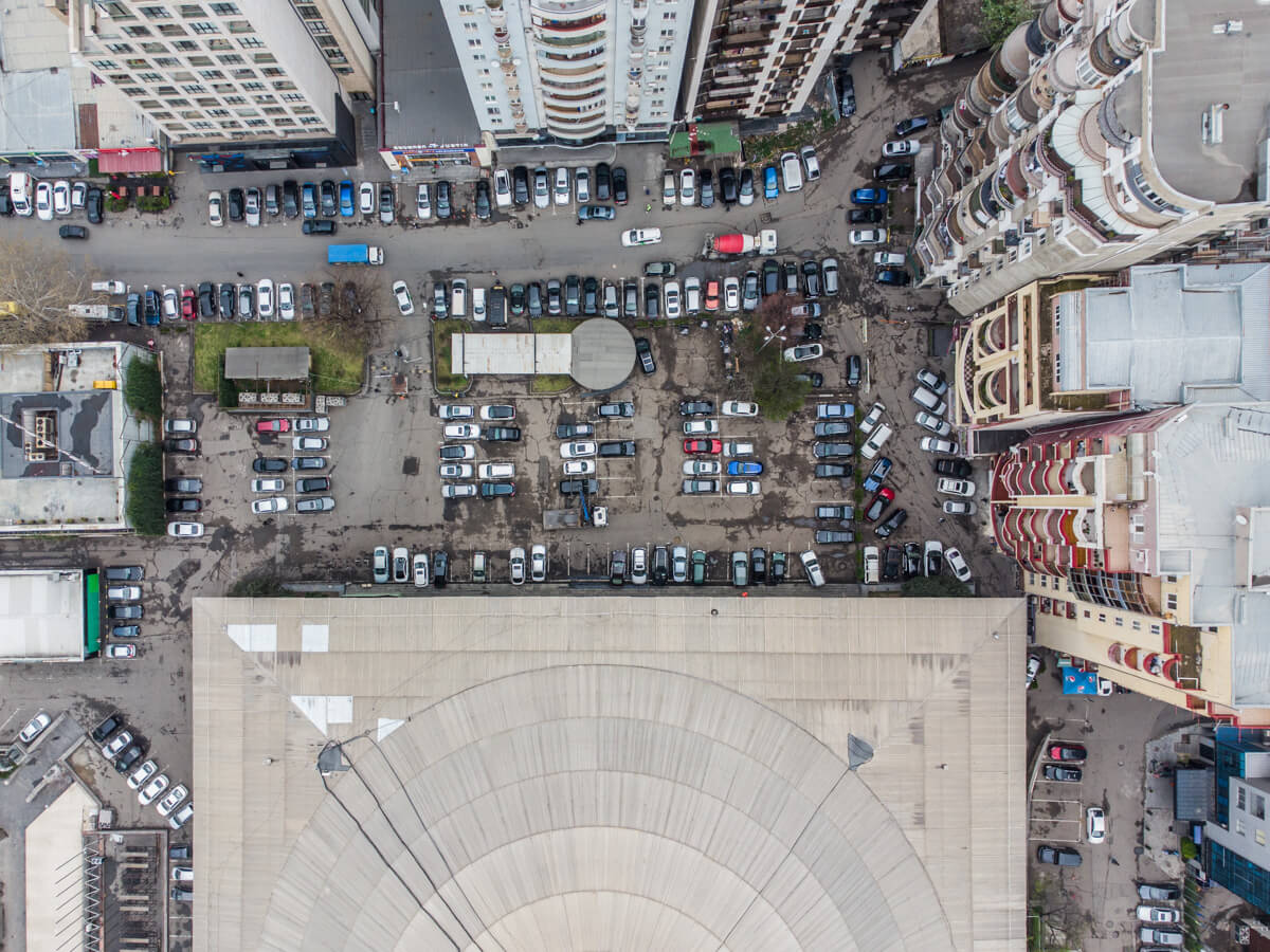 ბეტონის კედლებს ამოფარებული სპორტის სასახლე