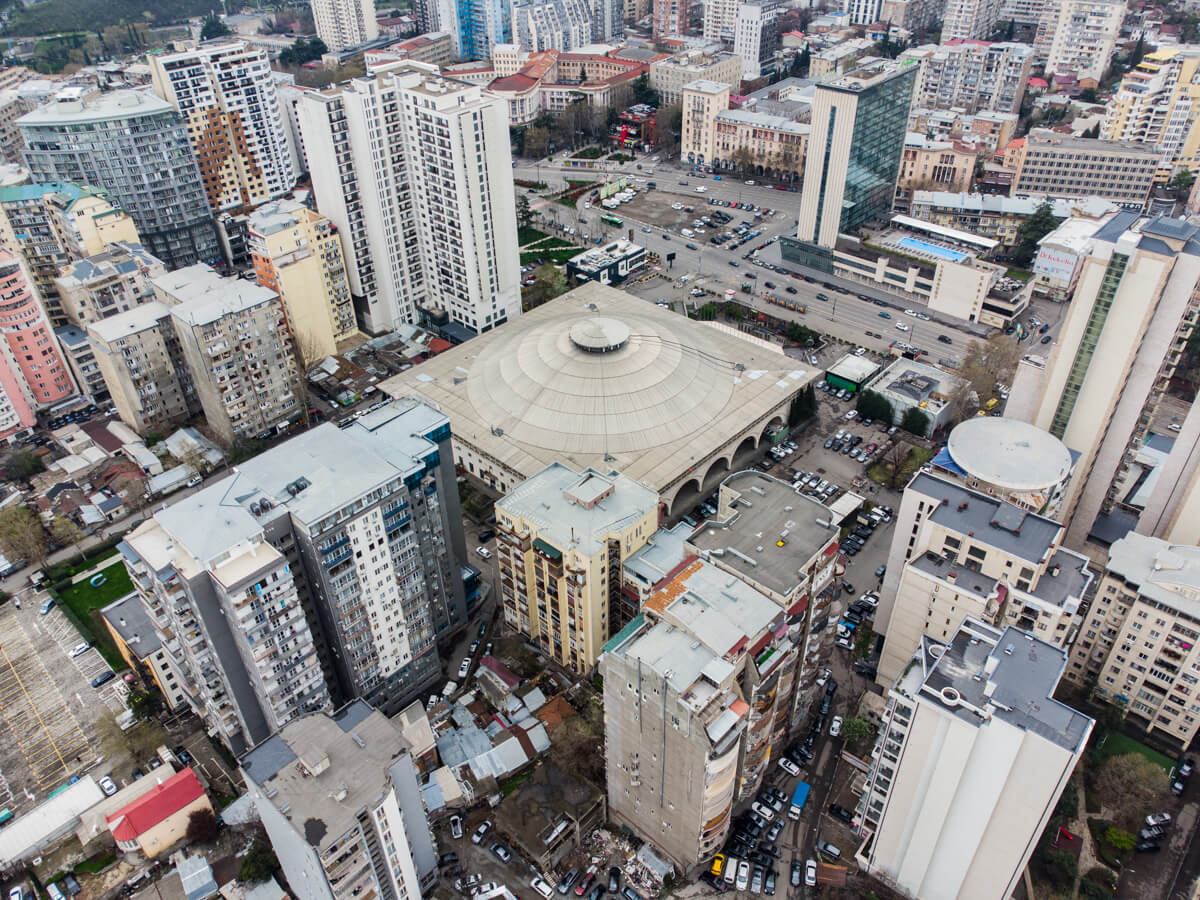 ბეტონის კედლებს ამოფარებული სპორტის სასახლე