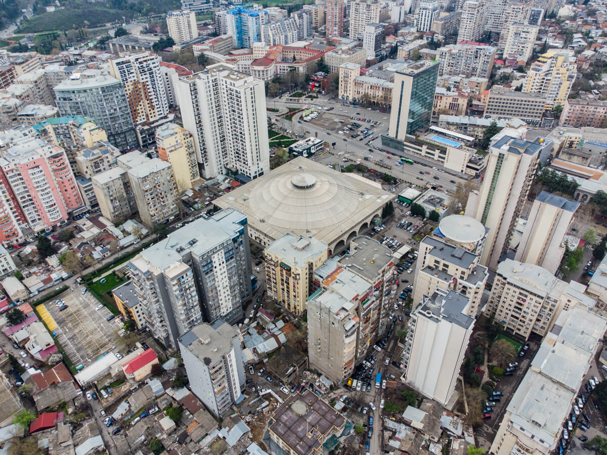 ბეტონის კედლებს ამოფარებული სპორტის სასახლე