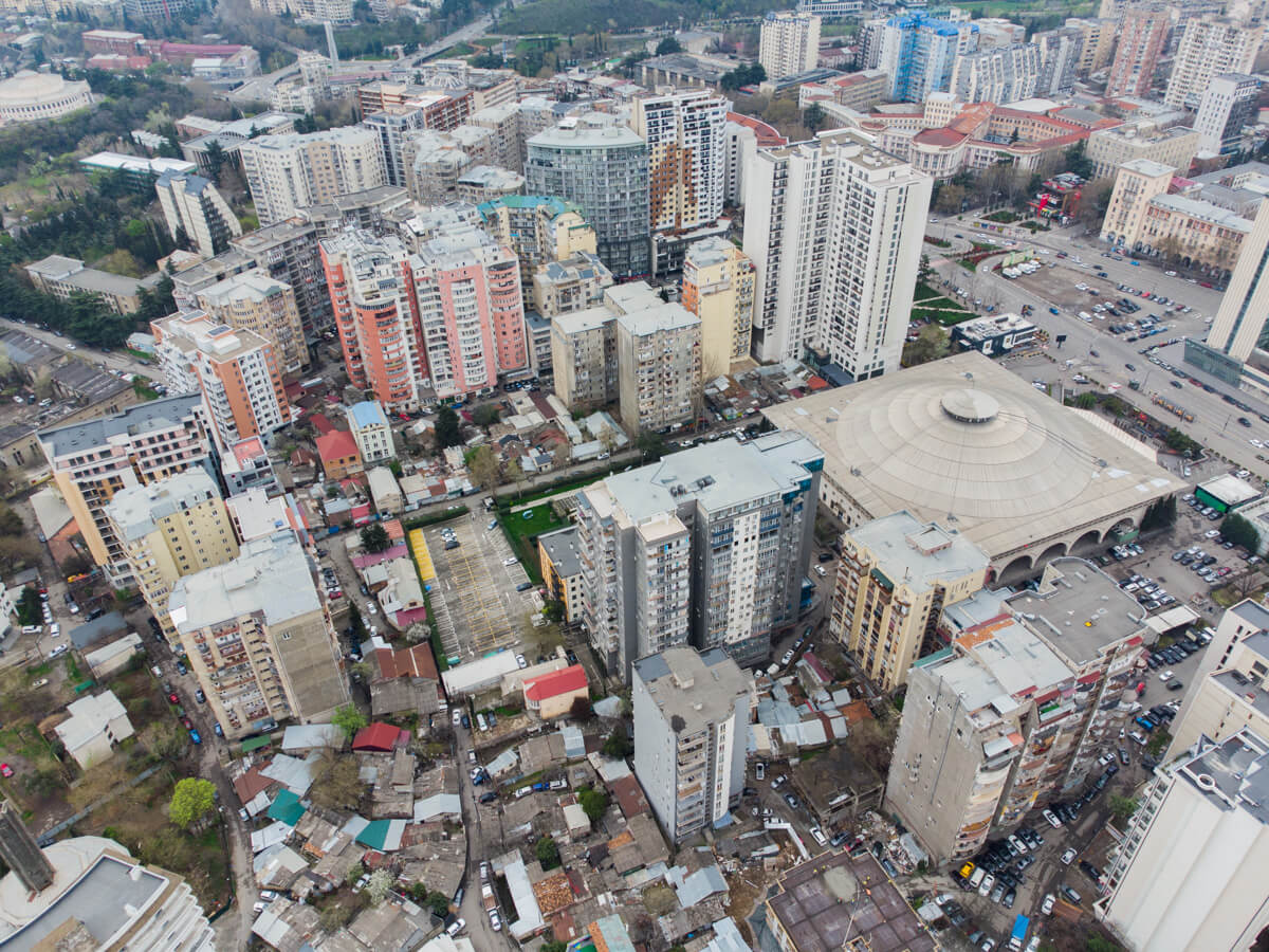 ბეტონის კედლებს ამოფარებული სპორტის სასახლე