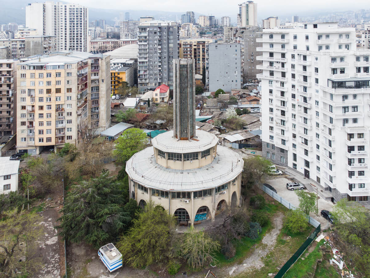 ბეტონის კედლებს ამოფარებული სპორტის სასახლე
