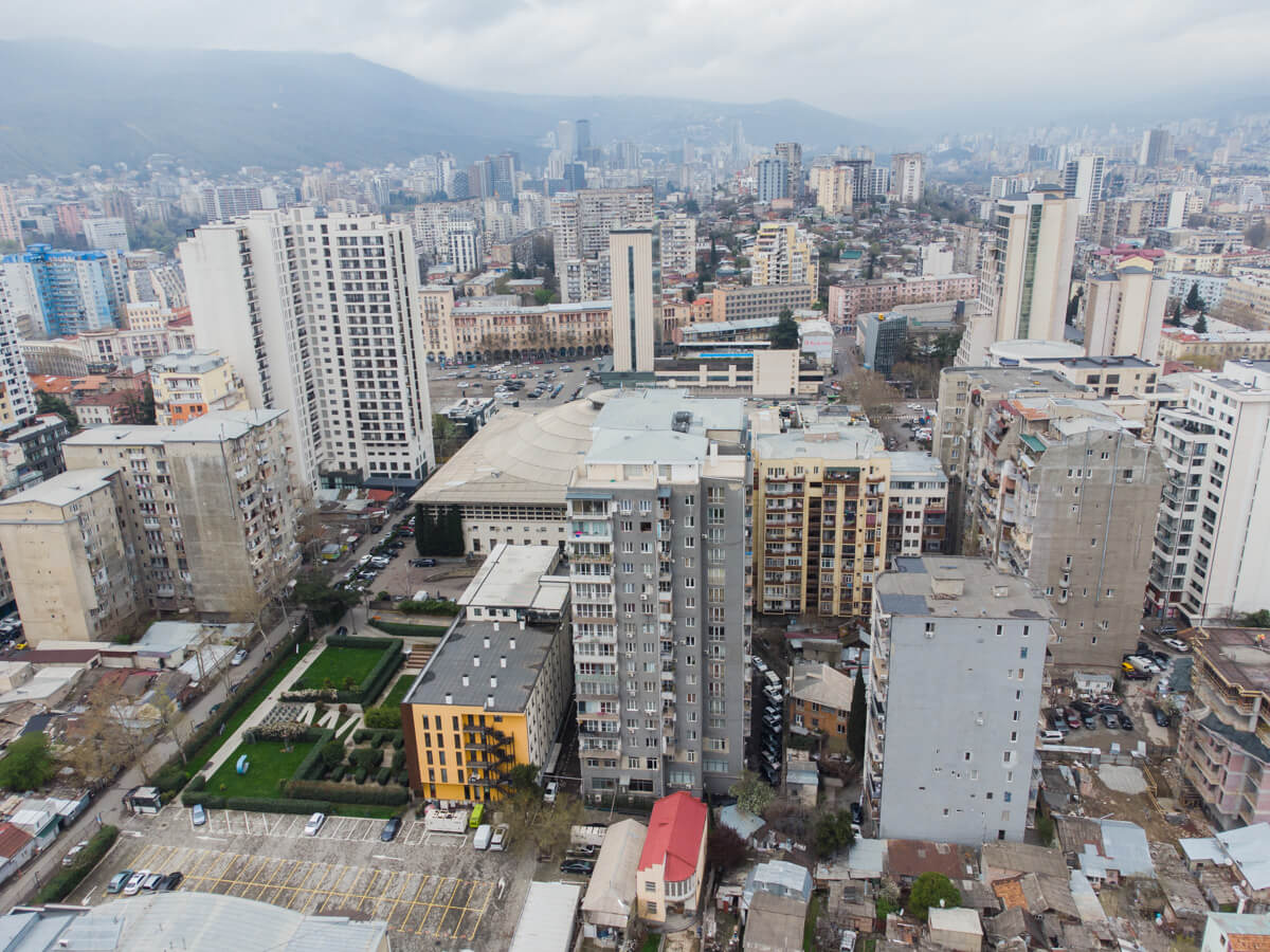 ბეტონის კედლებს ამოფარებული სპორტის სასახლე