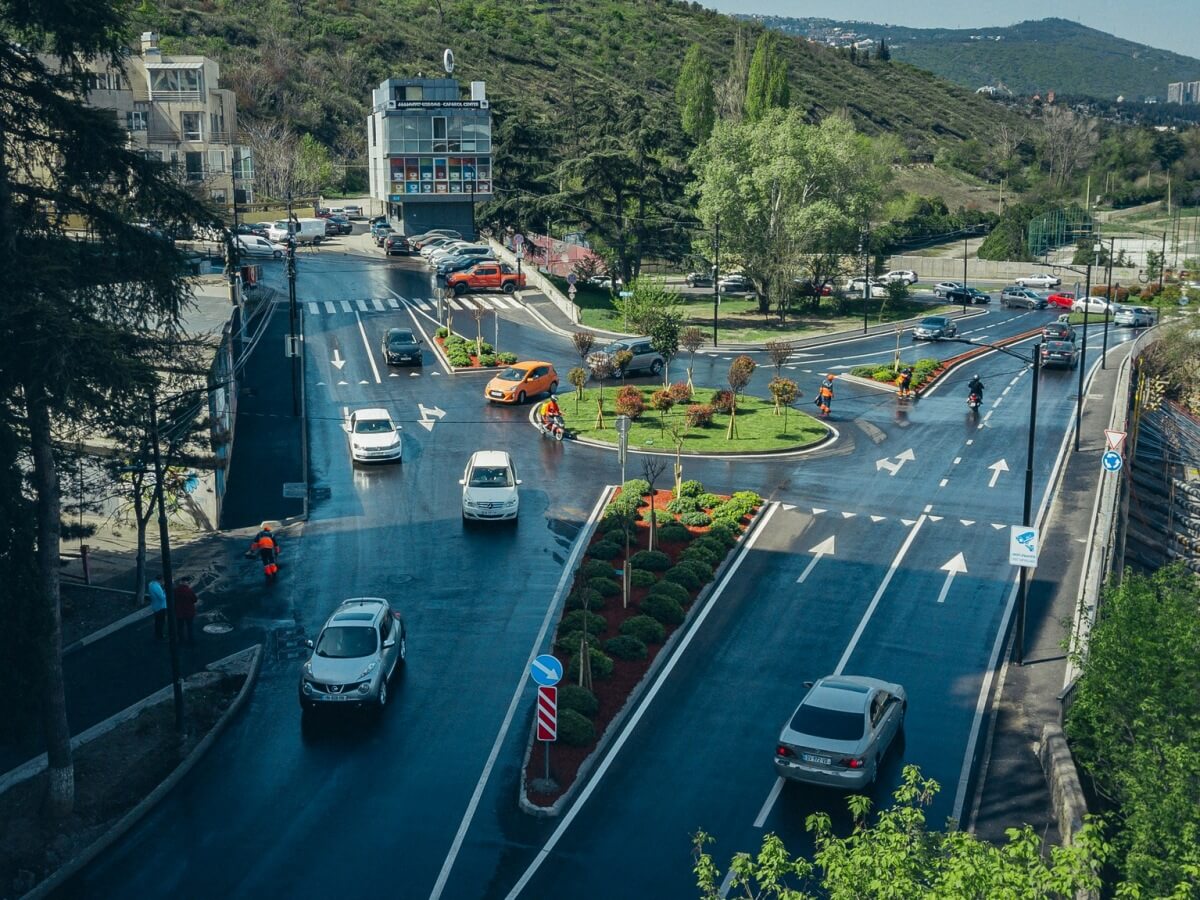 ფოტოფაქტი – ბახტრიონის ქუჩის N30-ის მიმდებარედ დაზიანებული გზის საფარი აღდგა და საავტომობილო მოძრაობა შესაძლებელია