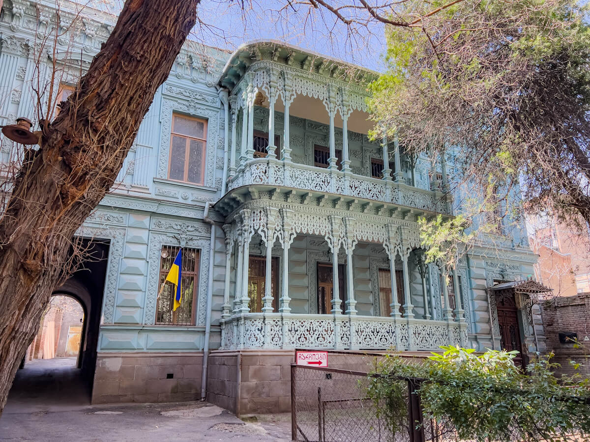 ფოტორეპორტაჟი ძველი თბილისის ისტორიული სახლიდან როგორ გამოიყურება “ცისფერი სახლი”, რომლის რეაბილიტაციაც იგეგმება