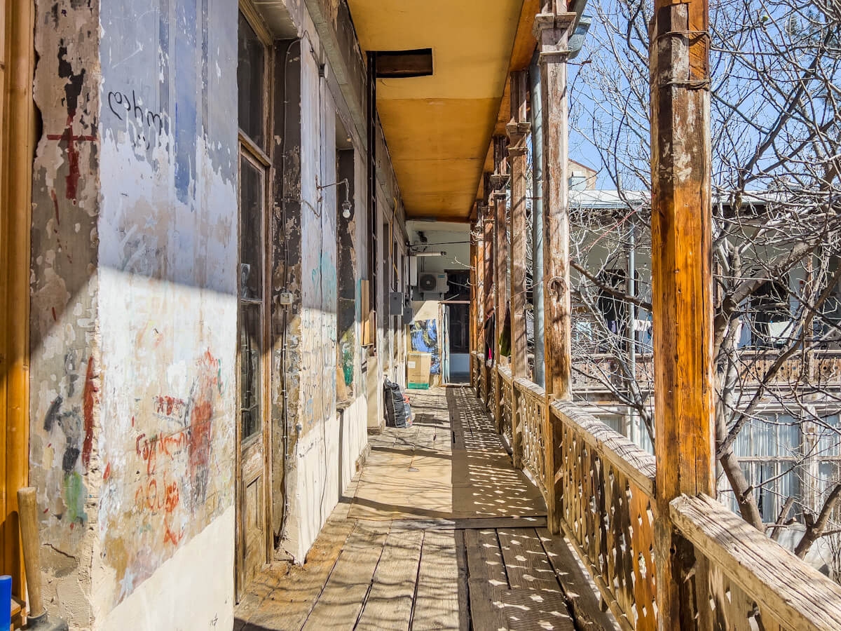 ფოტორეპორტაჟი ძველი თბილისის ისტორიული სახლიდან როგორ გამოიყურება “ცისფერი სახლი”, რომლის რეაბილიტაციაც იგეგმება