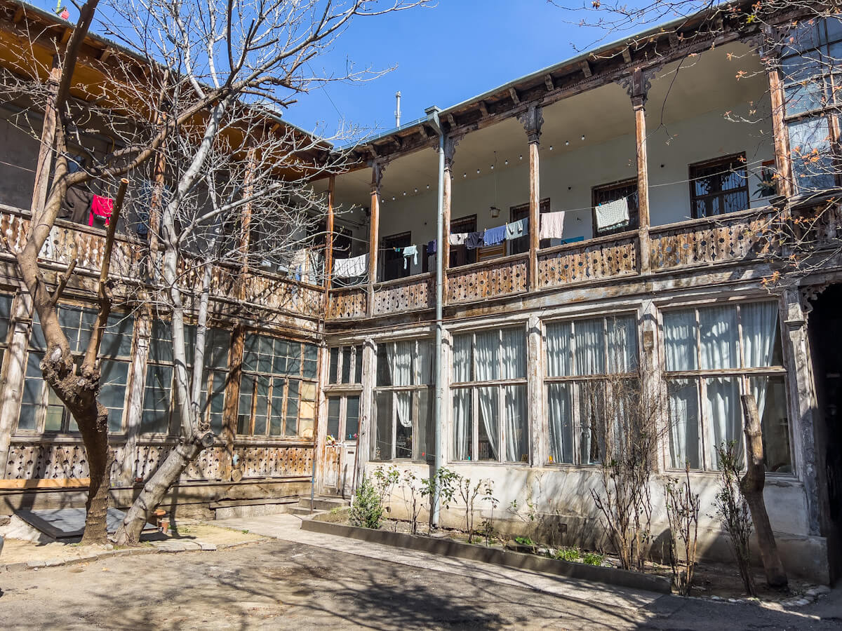 ფოტორეპორტაჟი ძველი თბილისის ისტორიული სახლიდან როგორ გამოიყურება “ცისფერი სახლი”, რომლის რეაბილიტაციაც იგეგმება