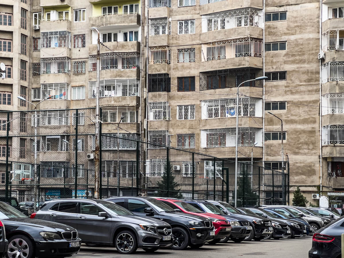 ბეტონის კედლებს ამოფარებული სპორტის სასახლე