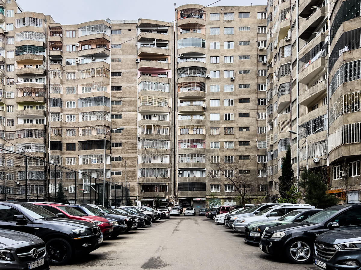 ბეტონის კედლებს ამოფარებული სპორტის სასახლე