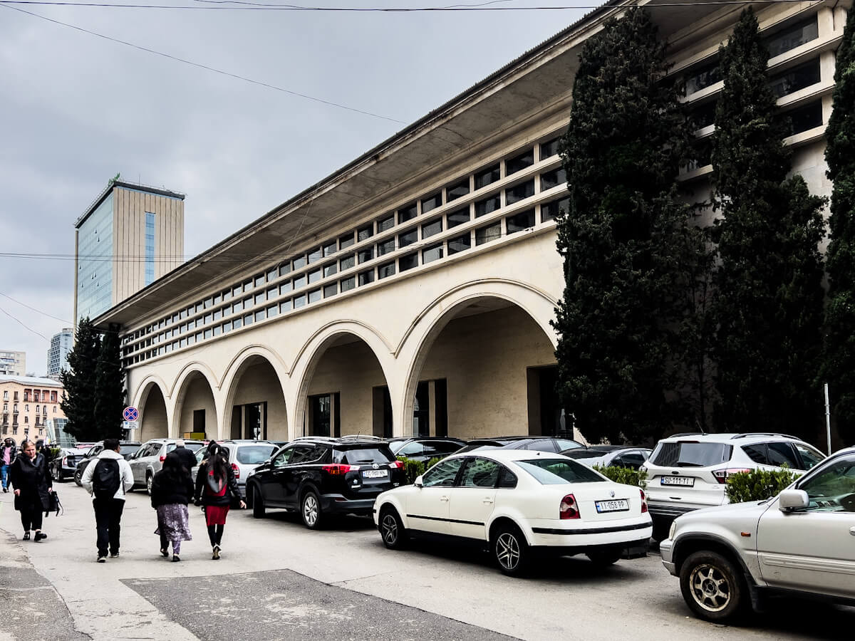 ბეტონის კედლებს ამოფარებული სპორტის სასახლე