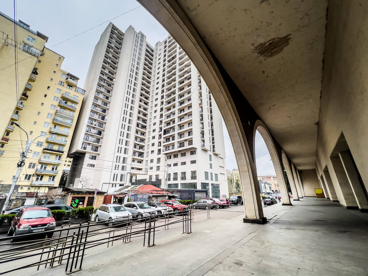 ბეტონის კედლებს ამოფარებული სპორტის სასახლე