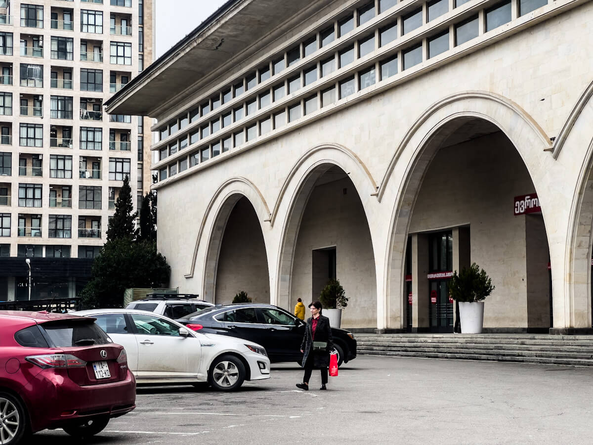 ბეტონის კედლებს ამოფარებული სპორტის სასახლე