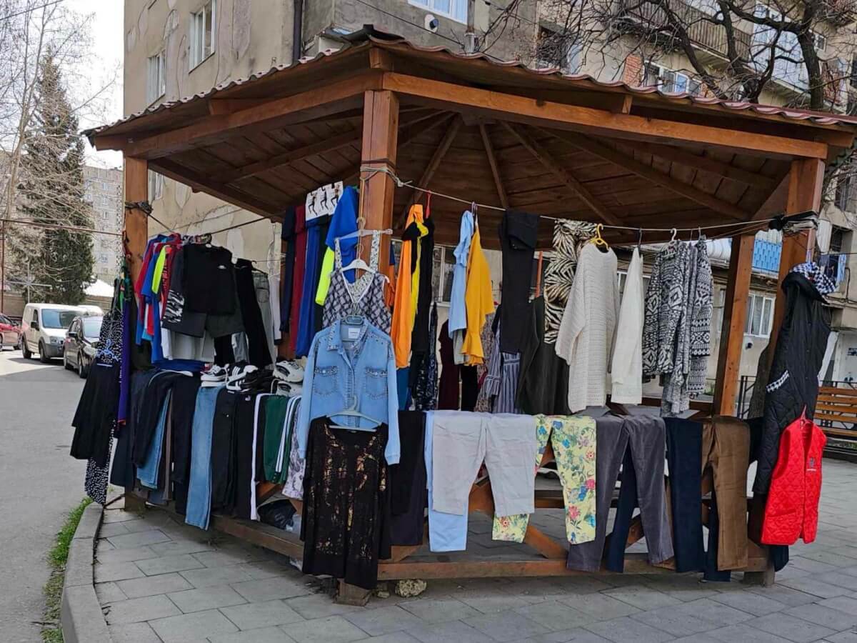ფოტო თბილისის უბნიდან, რომელმაც მოქალაქეების ნაწილის გააღიზიანა, ნაწილი კი გამხიარულა